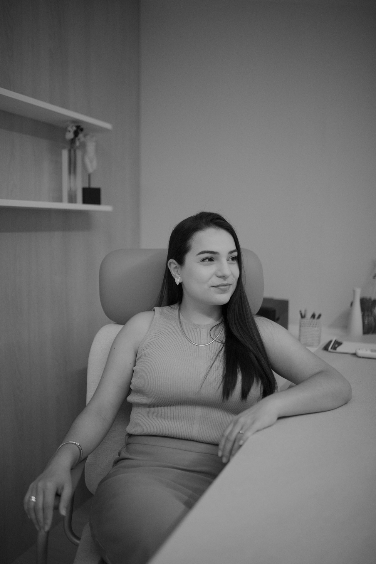 Dra. Lara Néia em consultório